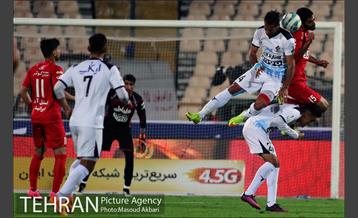 دیدار تیم های فوتبال پرسپولیس و پیکان