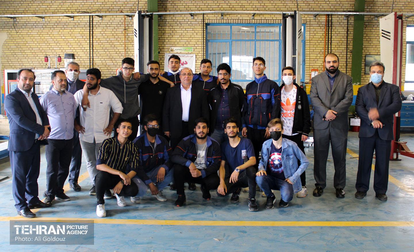 بازدید شهردار منطقه 21 از هنرستان فنی و حرفه‌ای علاقه مندیان  19