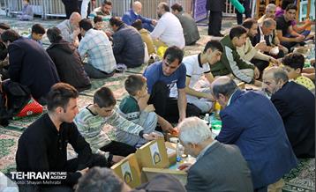 ضیافت افطاری در حرم عبدالعظیم حسنی(ع) 18