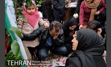 غبارروبی مزار شهدای آتش نشان باحضور خادمین حرم معصومه (س) 1