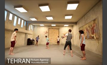 نمایش پسران تاریخ‎ 10