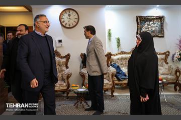 قرار خدمت؛ دیدار شهردار تهران با خانواده شهید آرمان علی وردی 4