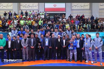 مراسم اهدای کاپ قهرمانی تیم‌های برتر کشتی آزاد توسط شهردار تهران و وزیر ورزش 37
