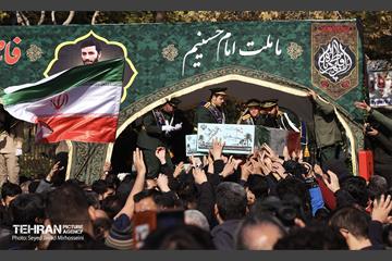 تشییع پیکرهای ۱۰۰ شهید گمنام از مقابل دانشگاه تهران 12