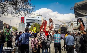 جشن بهار اولی‌ها با عروسک‌های غول پیکر 16