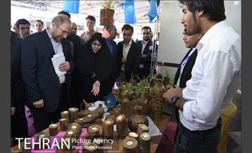 بازدید شهردار تهران از بازارچه مردم خرمشهر در کنار باغ موزه دفاع مقدس 11