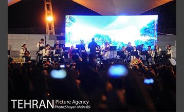 اجرای خیابانی محمد معتمدی و ارکستر سازهای ملی ایران در بوستان آب و آتش 13