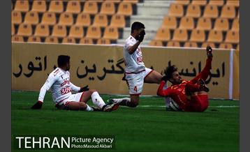 دیدار تیم های فوتبال نفت تهران و تراکتورسازی تبریز