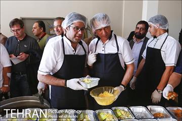 توزیع 3300 پرس غذا بین نیازمندان با کمک های مردمی 11