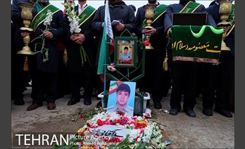 غبارروبی مزار شهدای آتش نشان باحضور خادمین حرم معصومه (س) 11