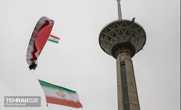 پرش چتربازان به مناسبت روز جمهوری اسلامی 11