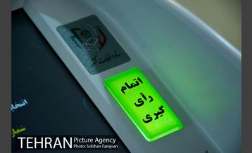 آموزش نحوه عملکرد دستگاه رای گیری الکترونیکی برای اعضای ستاد انتخابات شورایاری ها 10