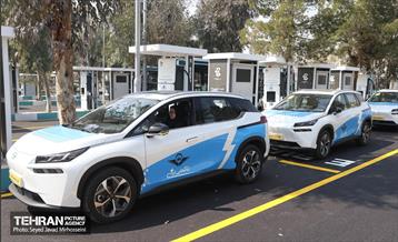 افتتاح ۳ ایستگاه شارژبرقی و رونمایی از تاکسی برخط 43