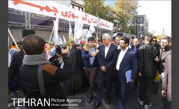 حضور شهردار تهران در راهپیمایی 13 آبان 5