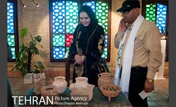 بازدید فاطمه دانشور عضو شورای شهر از نمایشگاه هنری  "فردا در آیینه" 18