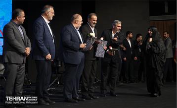 آیین گرامیداشت مقام شامخ معلم و تجلیل از معلمان نمونه منطقه ۱۷  19