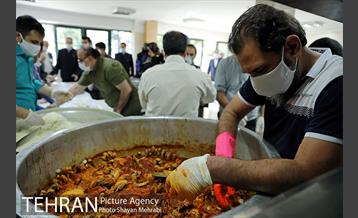 آماده سازی و توزیع 1000 پک افطاری در منطقه 6 12