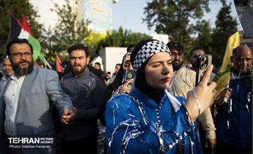 استقبال از خانواده شهدای غزه در میدان فلسطین تهران 19