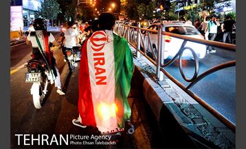 شادی مردم تهران پس از صعود تیم ملی فوتبال به جام جهانی 7