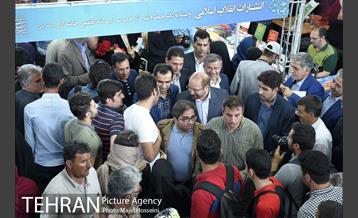 بازدید شهردار تهران از نمایشگاه کتاب در مجموعه شهر آفتاب 8