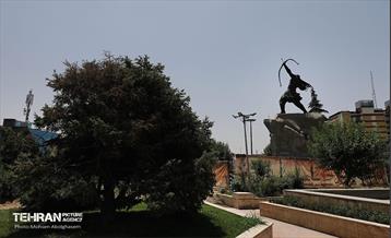 رونمایی از مجسمه آرش کمانگیر در میدان ونک 11
