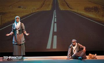 نمایش پیرزنی که در زمین خانه داشت‎ 16