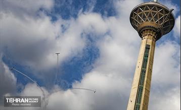 مانور ویژه هواپیماهای فوق سبک بر فراز برج میلاد 19