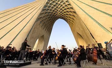 اجرای ارکستر سمفونیک تهران در میدان آزادی 11