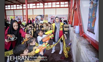 پذیرایی ایستگاه های آتش نشانی از شهروندان و دانش آموزان 1