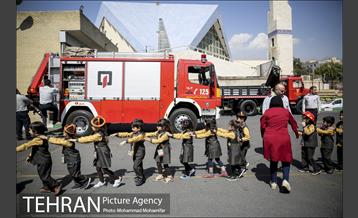 پذیرایی ایستگاه های آتش نشانی از شهروندان و دانش آموزان 6