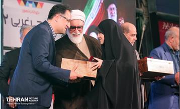 اهتزاز پرچم سبز رضوی بر فراز برج پرچم ایران 3