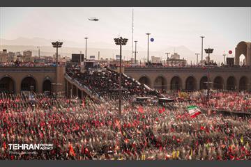 مراسم اقامه نماز بر پیکر آقای شهید ایران 67