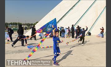 همایش زنگ تحرک و جشنواره بادبادک ها در میدان آزادی 17