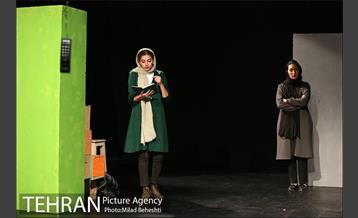 نمایش چند تکه لغزان، بر لبه سران یک وضعیت پیچان‎ 2