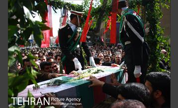 تشییع سه شهید گمنام در میدان فاطمی 8