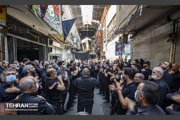 در چهارپایه خوانی خبری از تشریفات عزاداری و خرافات نیست. اینجا مداح با دل و جان همه را به کربلا می برد