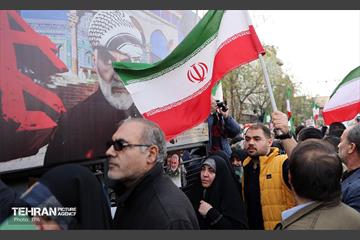 تشییع پیکر ۱۰۰ شهید مردمی و مدافع امنیت در تهران - 1 52