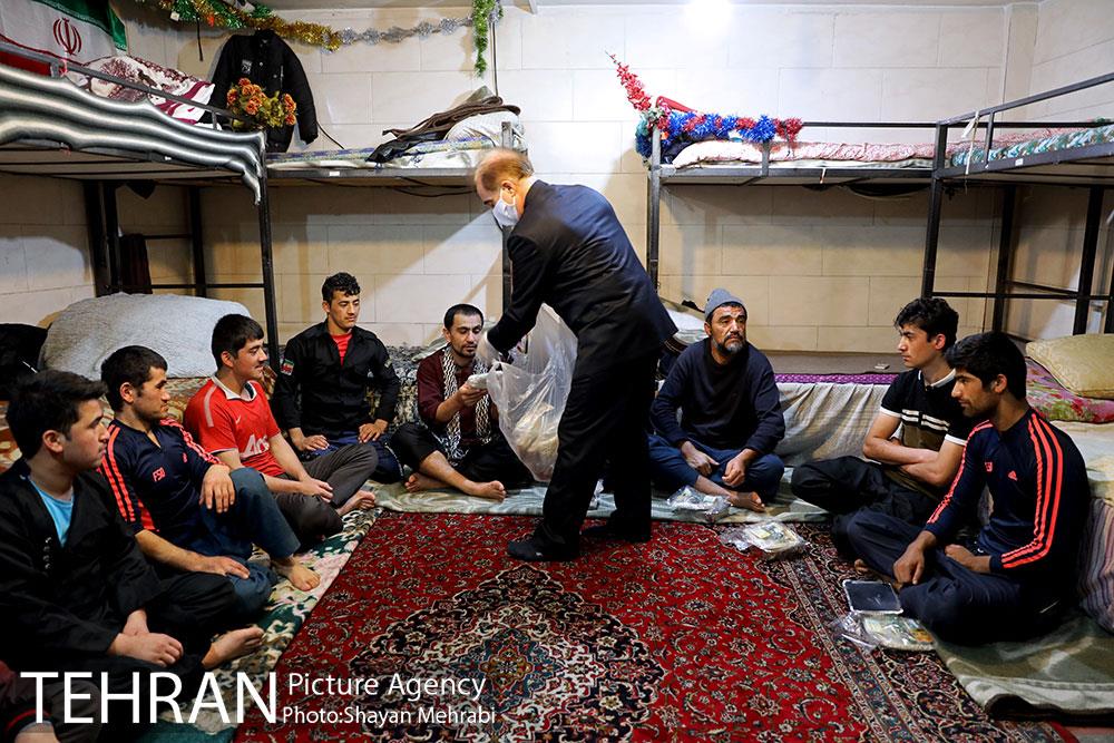 آماده سازی و توزیع 1000 پک افطاری در منطقه 6 32