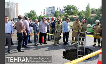 انجام عملیات ترمیم و بازسازی نشست زمین بزرگراه صیاد شیرازی 4