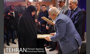 تجلیل از خانواده شهدای آتش‌نشان حادثه پلاسکو با حضور شهردار تهران 52