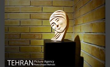 بازدید فاطمه دانشور عضو شورای شهر از نمایشگاه هنری  "فردا در آیینه" 10