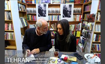 رونمایی و جشن امضای کتاب خانه ای با شیروانی قرمز در نشر ثالث‎ 5