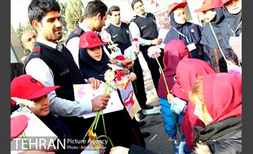 ادای احترام دانش آموزان به کارکنان آتش نشان ایستگاه 100‎ 6