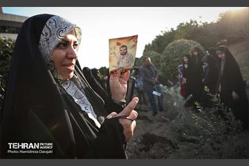 کاشت نهال به یاد شهدا در برج میلاد 3