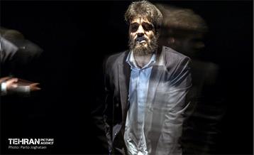 نمایش «تن‌ها» 8