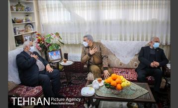 دیدار شهردار تهران با مادر شهیدان خالقی پور 4