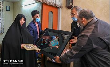 حضور شهردار تهران در منزل شهید ارشد محمودی 11