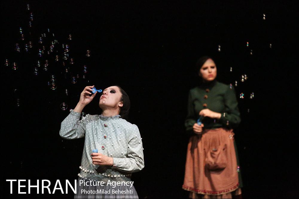 نمایش خانه ای در انتهای خیابان بهار‎ 18