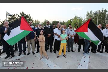 اهتزاز بزرگترین پرچم فلسطین جهان در تهران 16
