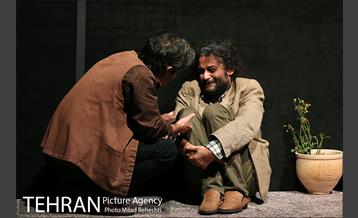 نمایش مرثیه ای برای آقای ع 5